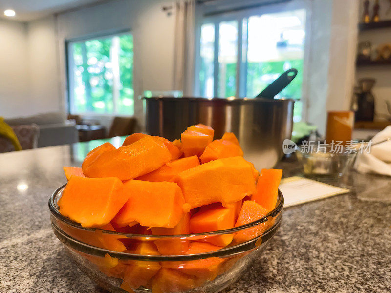 木瓜在玻璃碗-常见的东西在家里和周围的家庭元素照片系列