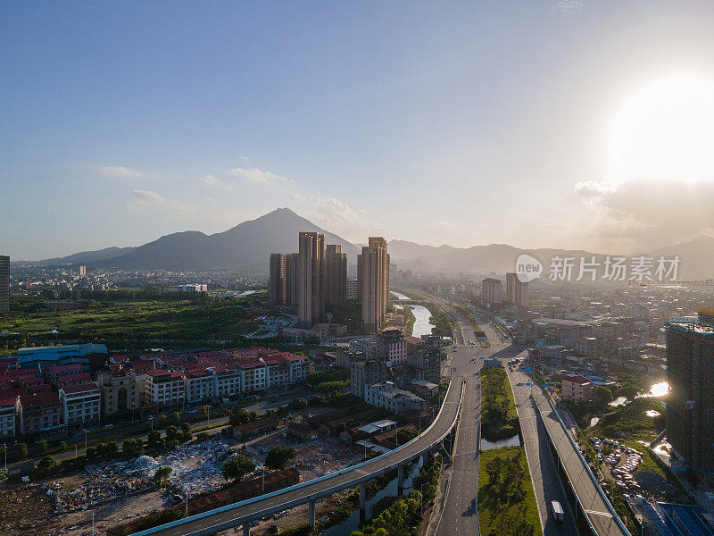 穿越城市和农村地区的河流和道路的航空照片