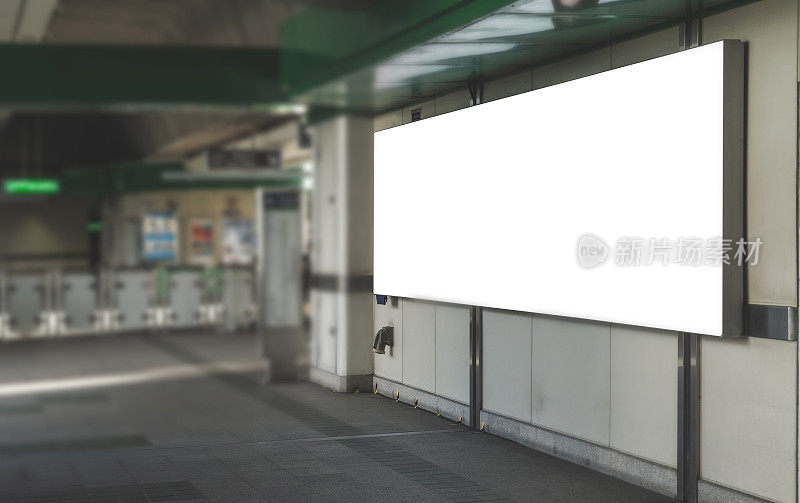 大型空白广告广告牌白色LED屏幕横向设计横幅公告出口通道在户外公共轻轨站台站。