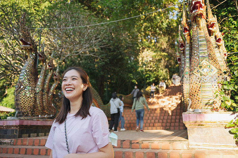 宽阔的视野旅行者和游客上楼梯306级台阶到泰国清迈的土素贴寺