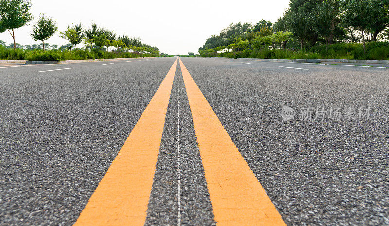 道路中间有双黄线