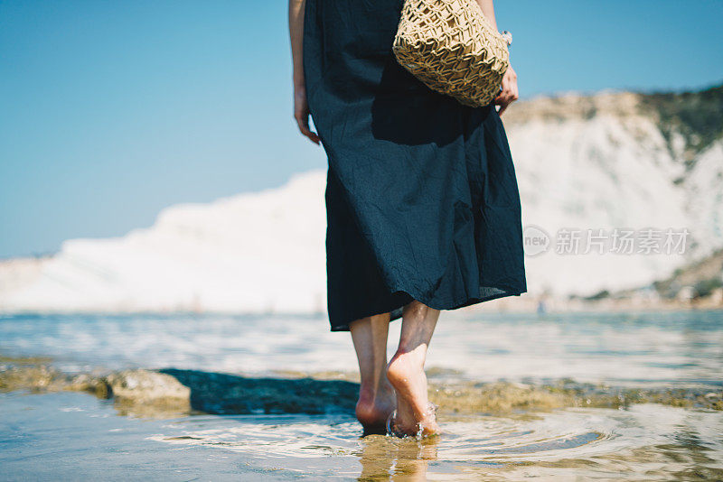 年轻女孩走在斯卡拉戴伊图尔奇附近