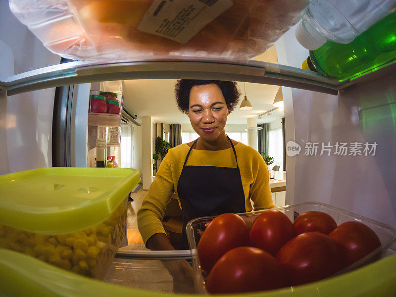 女人看着冰箱里的食物