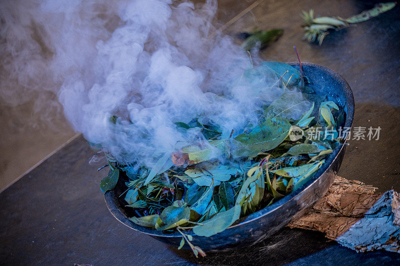 土著吸烟仪式。碗和木头，橡树叶，火和烟。