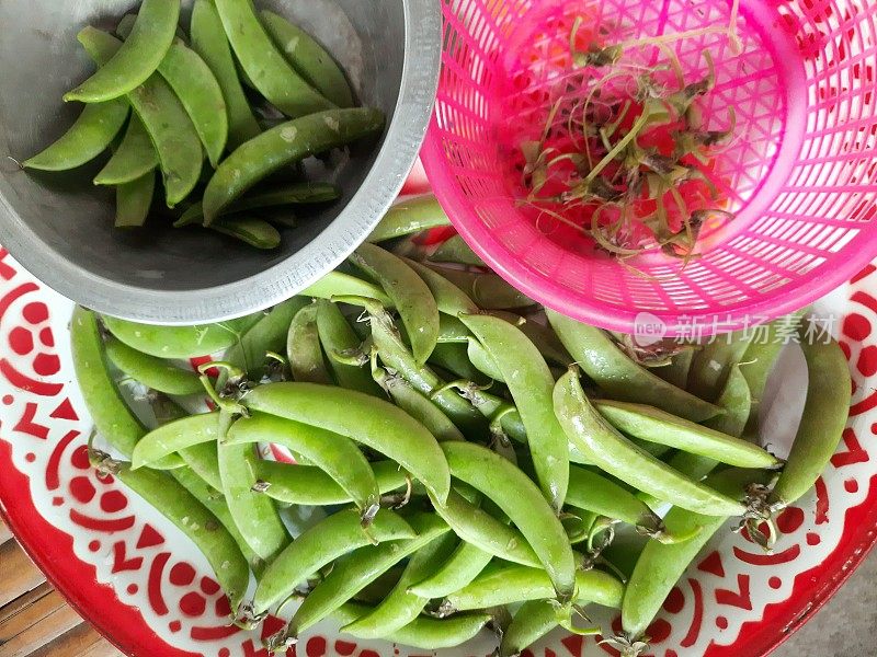 准备烹调炒青豌豆虾仁-食物准备。