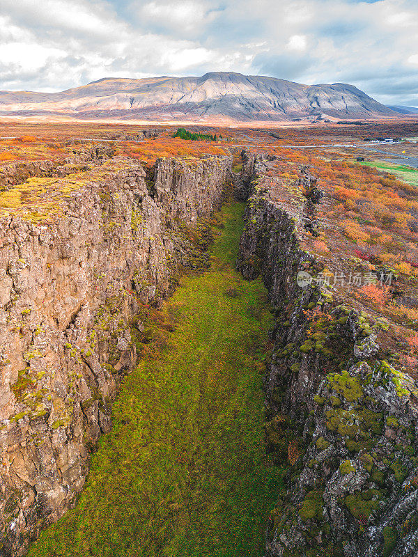 冰岛两个构造板块的近距离垂直照片