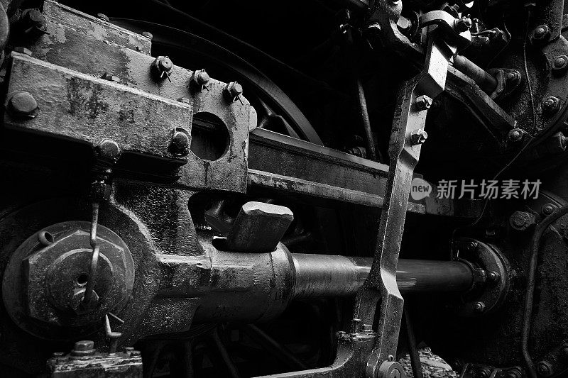 上世纪的技术杰作。一个老式蒸汽机车的特写-单色