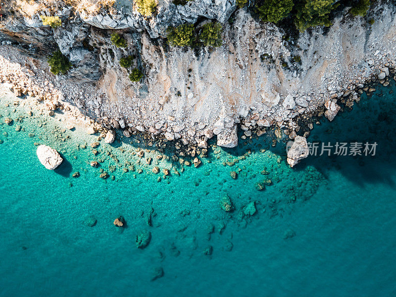 这条封闭的隧道是当地的地标。贝尔迪比，安塔利亚省，基梅尔地区，土耳其。