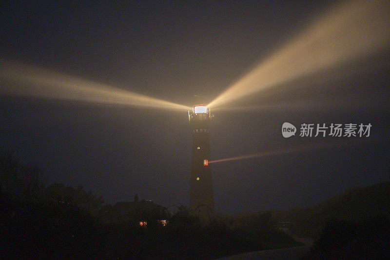 在一个雾蒙蒙的夜晚，沙丘中的Schiermonnikoog灯塔