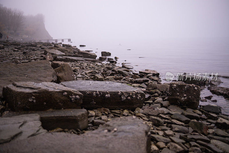 荒凉的地中海海滩上被侵蚀的岩石