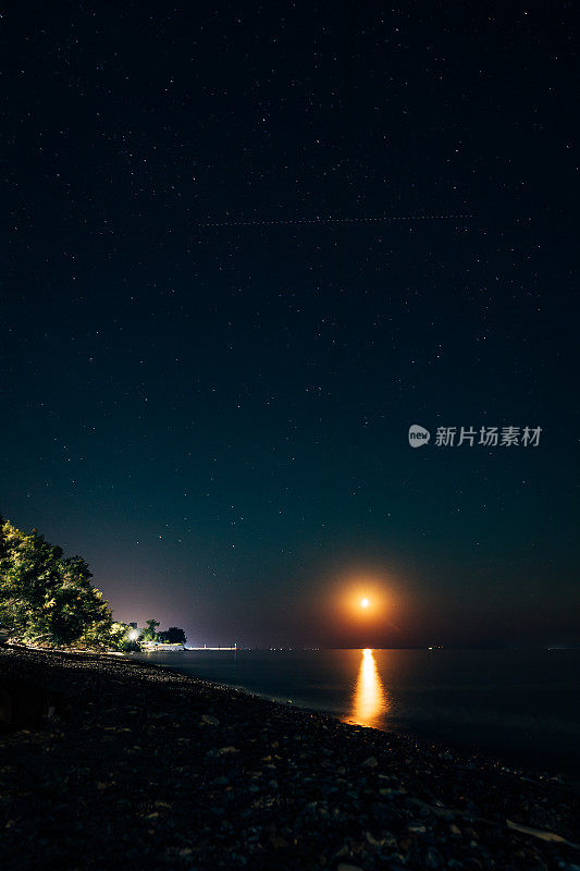 在黑暗的夏夜里，灯塔闪烁着光芒