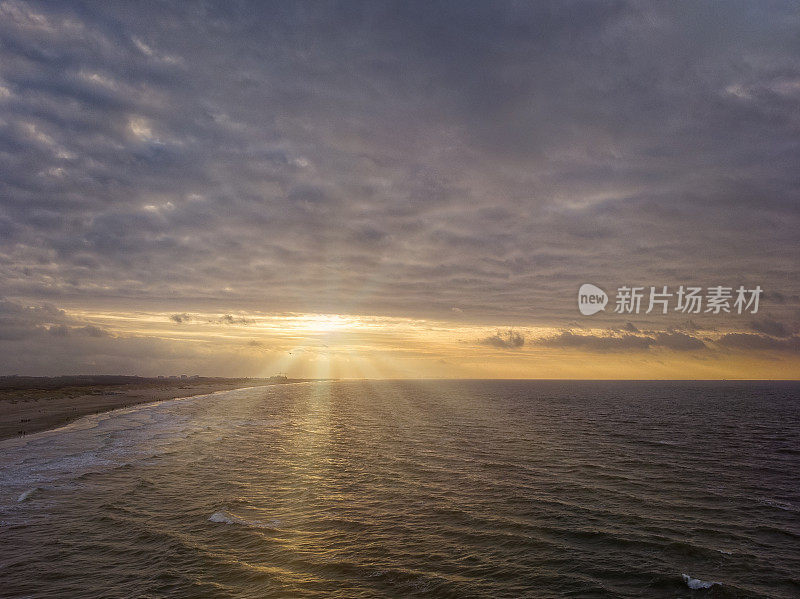 日落前的海牙附近的荷兰海岸