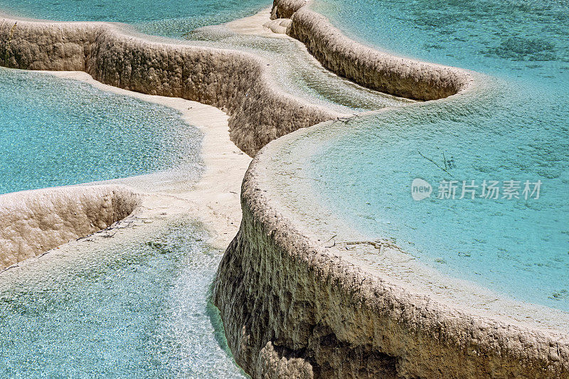 天然水池，清澈的绿松石色水