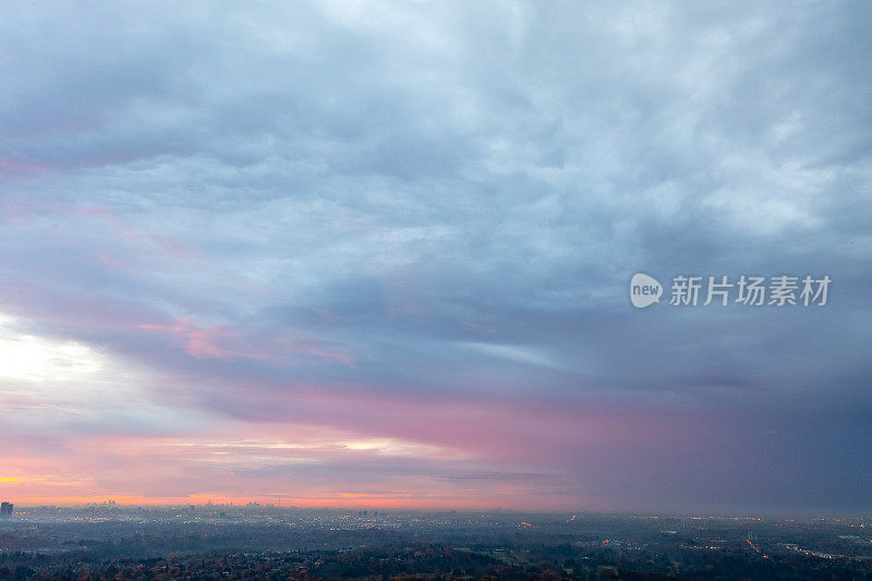 色彩柔和的天空与云在黎明作为自然背景