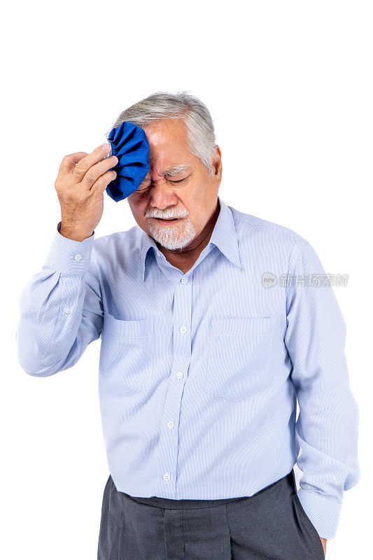 健康问题，头痛难忍，老人用冰袋敷头痛，老人疼痛难忍，老人表情头痛。