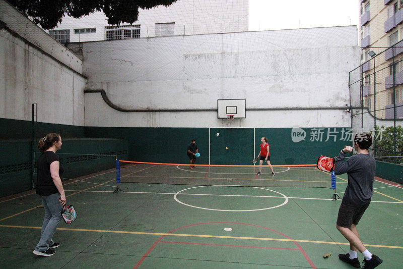 玩pickleball