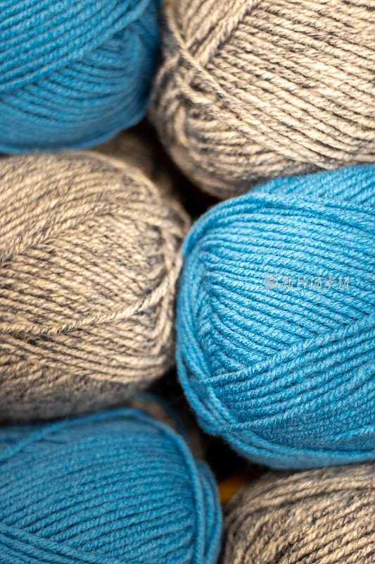 编织羊毛球。