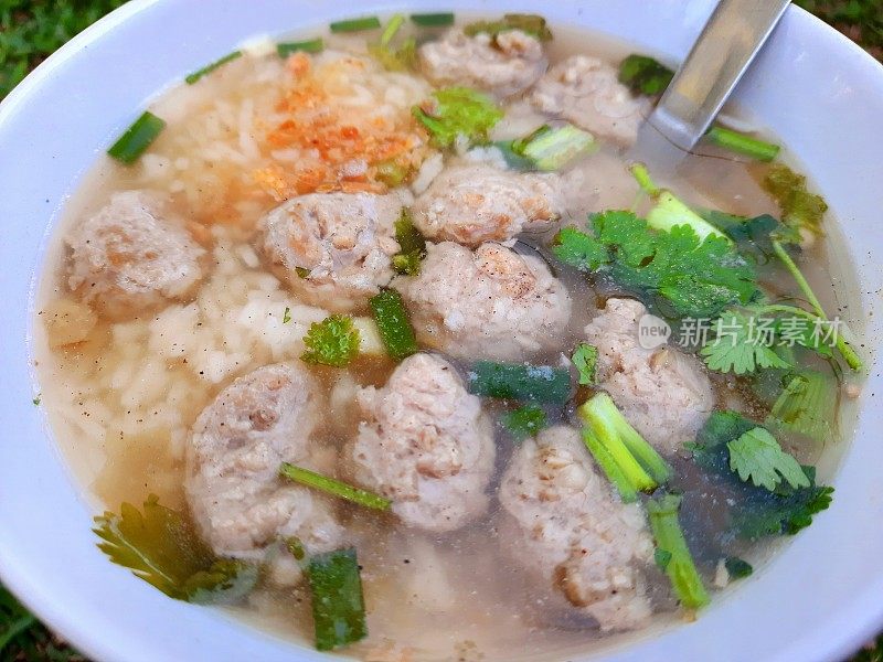 米粥配肉丸-曼谷街头小吃。