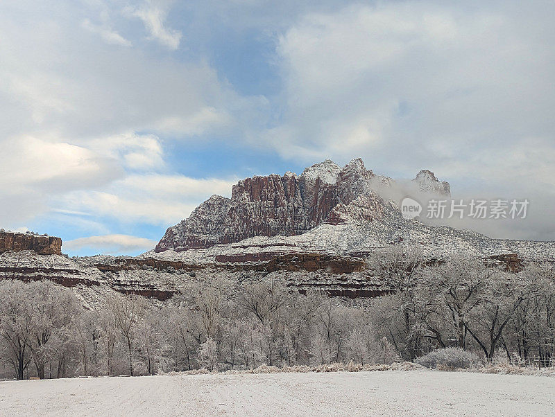 犹他州洛克维尔的牧场房屋露台和降雪后的花园，锡安国家公园的基内萨瓦山为背景