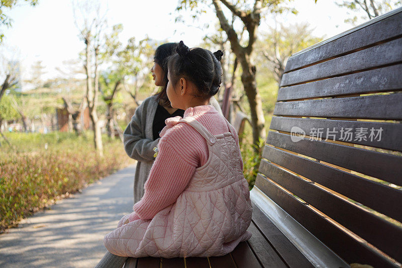 美丽的亚洲女孩和她的妈妈在公园里玩