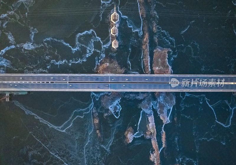 冬季河流上桥梁的鸟瞰图