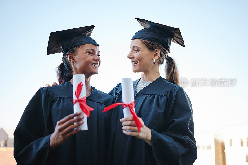 朋友毕业，毕业和大学成功的女性一起在户外庆祝。学历、学业奖学金和大学优等生的一个女孩抱着幸福的微笑