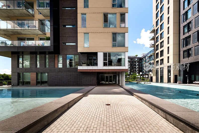 蒙特利尔格里芬敦的现代豪华公寓，舞台布置良好，配有健身房，屋顶，露台，游泳池，花园，设施和城市景观