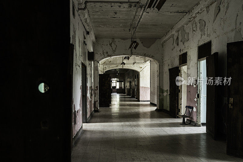 废弃的州立医院的阴暗大厅