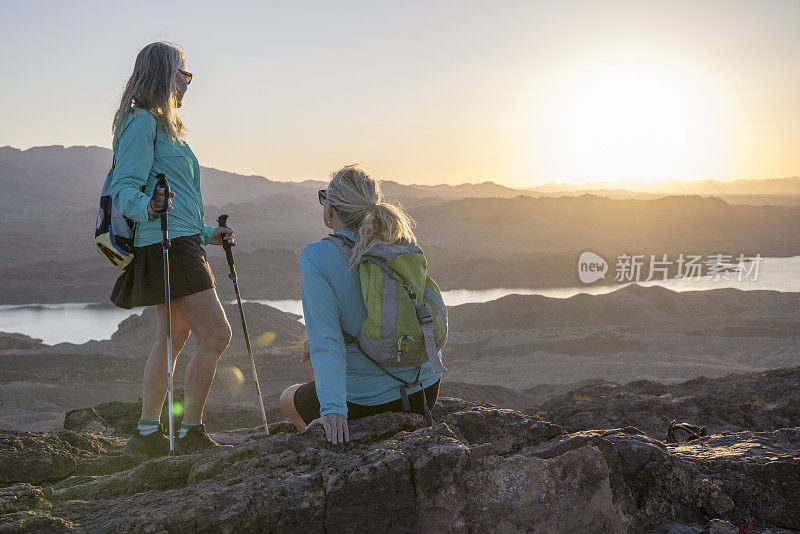 成熟的女性徒步旅行者在山顶上放松