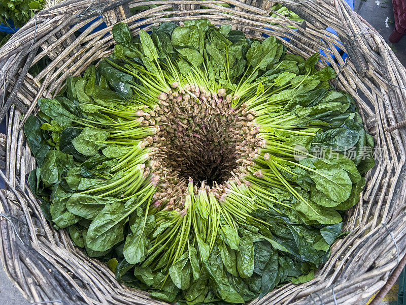 柳条篮子里的菠菜