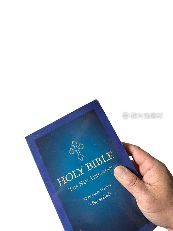 手拿一本白色背景的圣经