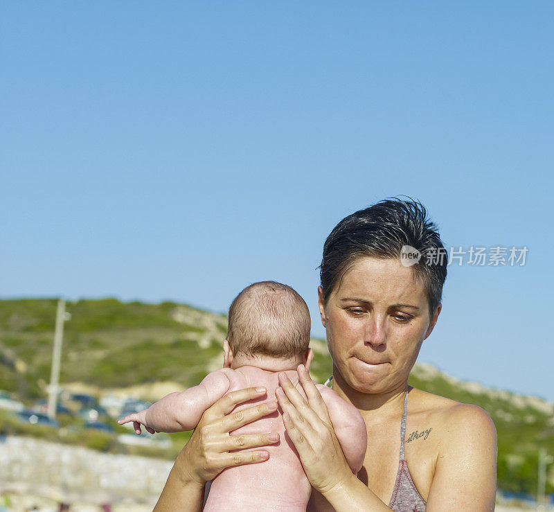 母子在海里游泳