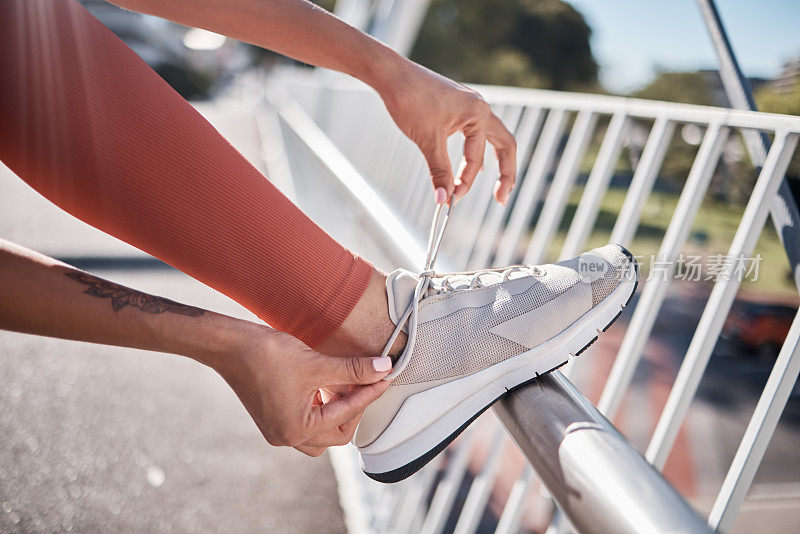 开始，健身和鞋的城市女性培训，锻炼有氧运动和锻炼在澳大利亚。鞋子，动机和跑步者系鞋带户外运动跑步的健康和身体表现