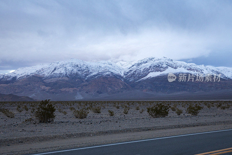 空无一人的沙漠之路与雪在通往死亡谷，加利福尼亚