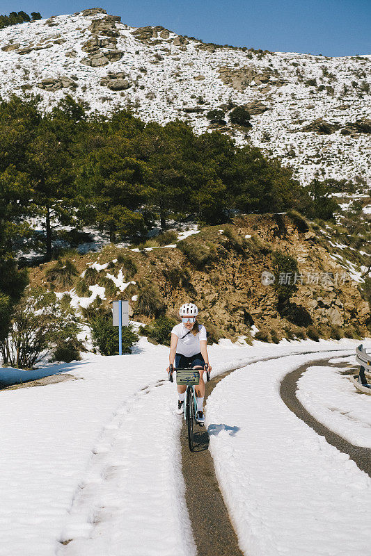 骑车人到达雪山公路的顶峰