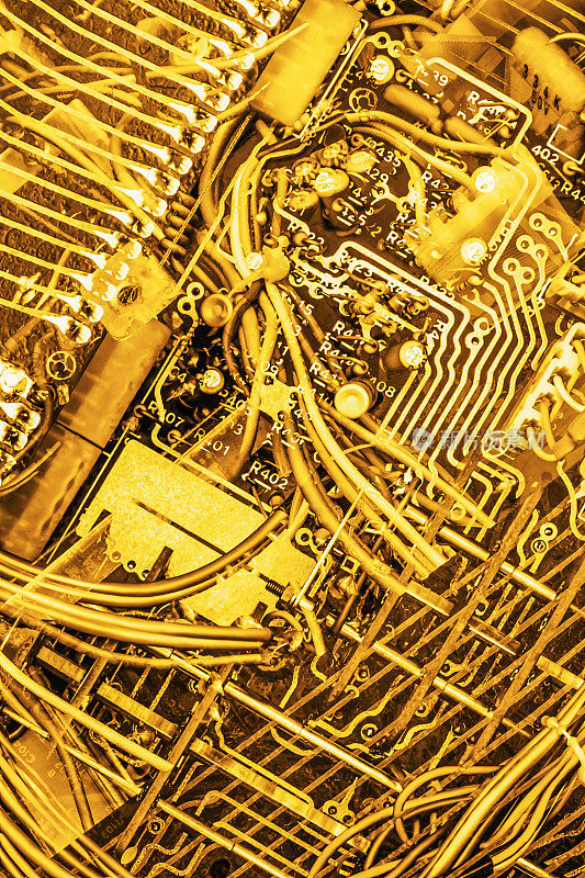 单色金色黄色程式化超现实电子电路板细节艺术表现