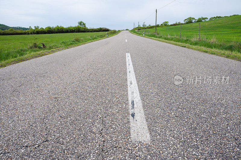 空无一人的道路