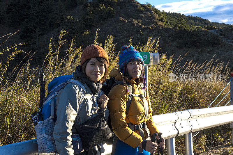 好朋友一起在山上徒步旅行。