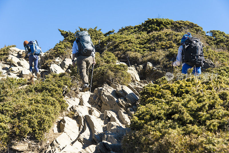 徒步旅行者独自走在山顶上。