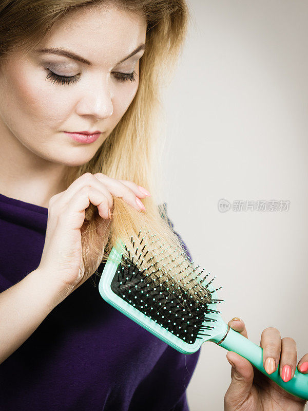 女人用梳子梳理她的长发