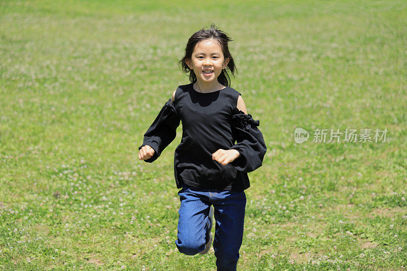 在草地上奔跑的日本女学生(8岁)