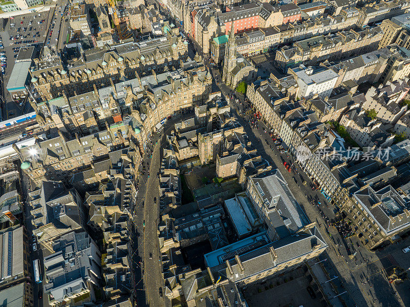 鸟瞰科克伯恩街和皇家英里，爱丁堡，苏格兰，英国