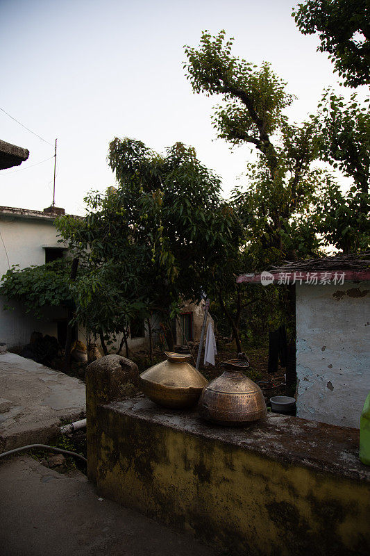 印度村庄里的空水壶