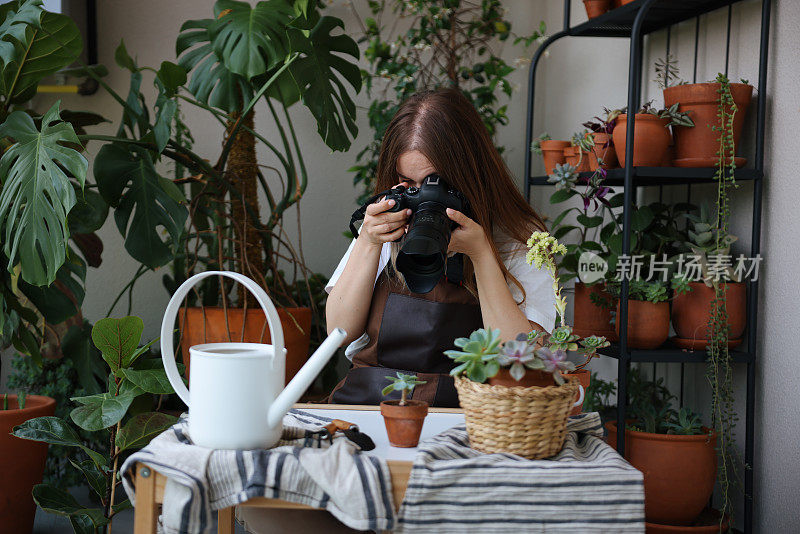 女摄影师用相机给植物拍照。