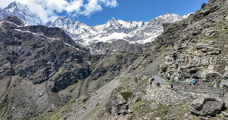 女骑自行车者攀登山路的鸟瞰图