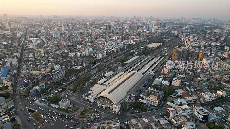 主要的工业城市是泰国曼谷。泰国，从无人机上鸟瞰曼谷。