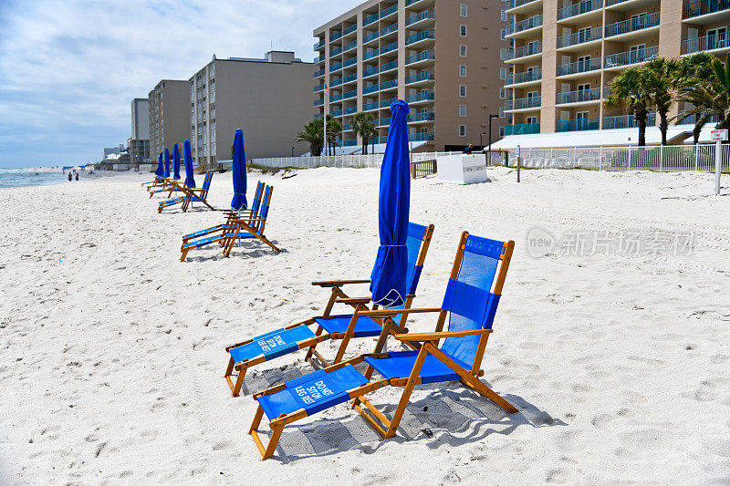 带伞的蓝色沙滩椅