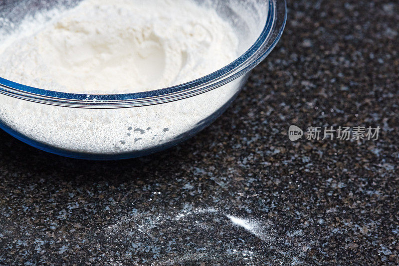 玻璃碗的白面粉准备开始做面团