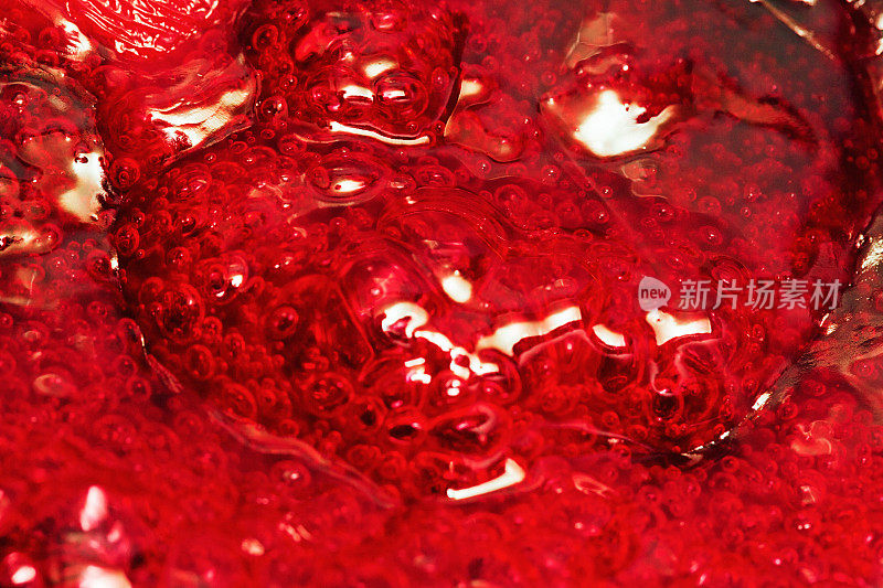 沸腾的红色液体中错综复杂的气泡特写