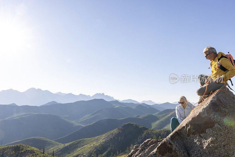 成熟的夫妇爬上山顶